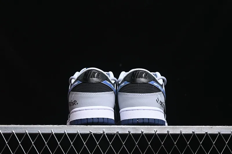 All Categories Nk SB Dunk Series Nk SB Dunk Low Low-top sneakers Nk Dunk Low Samsara Star Pupils Universe Stars Mysterious style English graffiti Low-top casual sneakers FQ8826-100